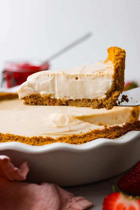 Experience pure dessert delight with this Cream Cheese Pie! A buttery graham cracker crust with a smooth cream cheese filling, and just a touch of lemon and vanilla. It's so easy and simply delicious. Creamsicle Pie, Cream Cheese Pie Recipes, Mini Cherry Pies, Cheese Pie Recipe, Sweet Custard, Lemonade Pie, Fruit Pie Filling, Cream Cheese Mints, Creamy Pie