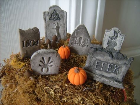 Polymer Clay Tombstones, Miniature Graveyard, Fairy Pumpkin, Halloween Villages, Halloween Village Display, Halloween Arts, Clay Halloween, Dollhouse Halloween, Polymer Clay Halloween