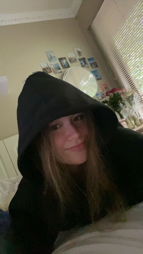 Hoodie Selfie Instagram, Hoodie Selfie Ideas, Hoodie Picture Ideas, Hoodie Hairstyles, Selfie Hoodie, Hoodie Selfie, Black Selfie, Diwali Poster, Big Hoodies