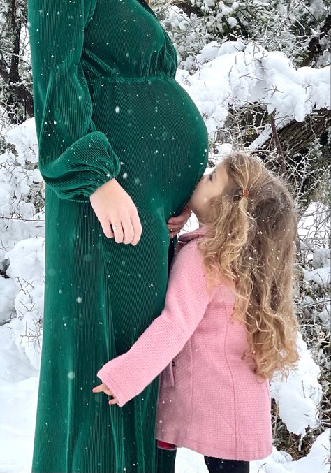 Family Maternity Pictures In Snow, Maternity Photo Shoot Ideas Snow, Snow Maternity Photoshoot Family, Winter Maternity Photoshoot With Kids, Winter Maternity Pictures Outdoor, Winter Maternity Pictures With Toddler, Snow Maternity Pictures, Christmas Maternity Photos, Christmas Maternity Pictures