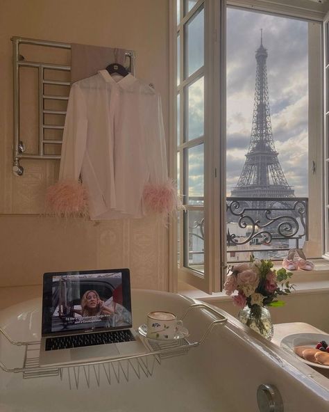 Paris Dream, Paris Vibes, Parisian Lifestyle, Paris Girl, Rich Girl Aesthetic, Parisian Life, Parisian Apartment, Living In Paris, Paris Apartments