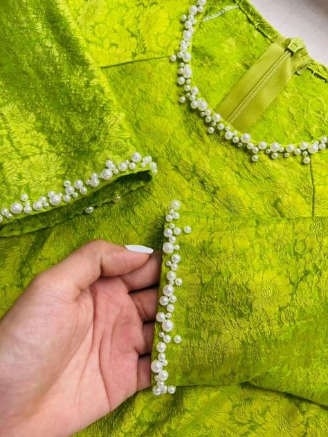 Payet Dada, Beaded Clothes, Beads Clothes, Diy Friendship Bracelets Tutorial, Embroidery Fashion Detail, Hand Beaded Embroidery, Embellished Clothing, Friendship Bracelets Tutorial, Back Hand Mehndi Designs