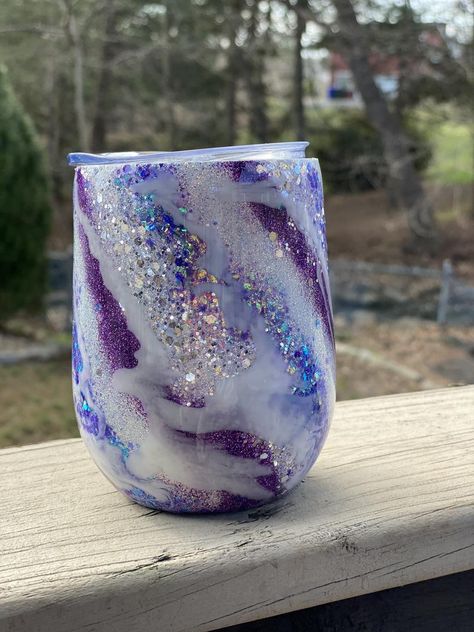 Marble Drink, Glitter Tumbler Cups, Glitter Tumblers, Custom Tumbler Cups, Purple Wine, Cup Ideas, Tumbler Cups Diy, Diy Cups, Glitter Cups