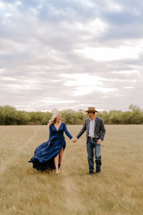 Engagement Photos Ranch, Pasture Engagement Pictures, Engagement Photos Rustic, Engagement Photos Farm, Western Engagement Pictures Outfits, Barn Engagement Pictures, Farm Engagement Pictures, Western Engagement Pictures, Vestidos Country