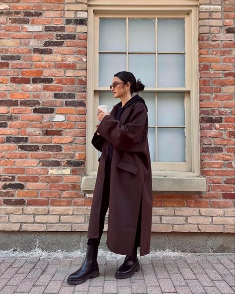 Trench coat neutrals aesthetic academia fall fashion street style brown Dark Brown Wool Coat Outfit, Brown Neutral Aesthetic, Brown Wool Coat Outfit, Brown Trench Coat Outfit, Oversized Coat Outfit, Trench Coat Street Style, Wool Coat Outfit, Brown Winter Coat, Brown Wool Coat