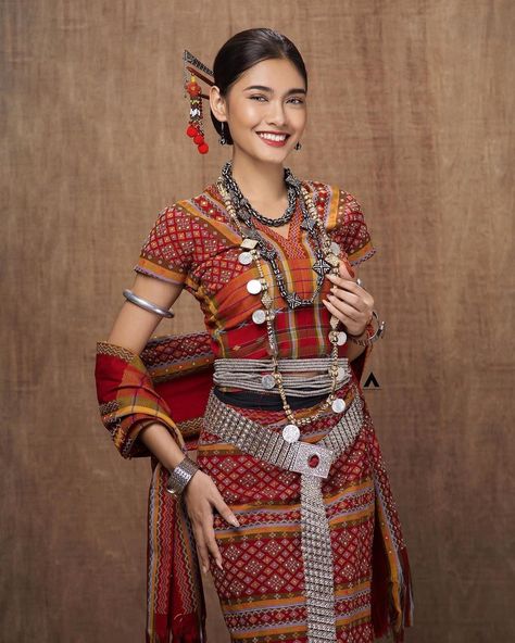 Chin Traditional Dress, Myanmar Couple, Myanmar Outfit, Indigenous Clothing, Haha Photos, Women Portrait, Myanmar Traditional Dress, Christmas Party Outfit, Myanmar Dress