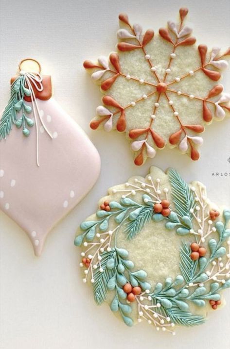 Gift Cookies Decorated, Christmas Sugar Cookie Designs, Christmas Wreath Cookies, Christmas Sugar Cookies Decorated, Christmas Cookie Recipes Holiday, Cookie Recipes Decorating, Wreath Cookies, Royal Iced Cookies, Sugar Cookie Royal Icing