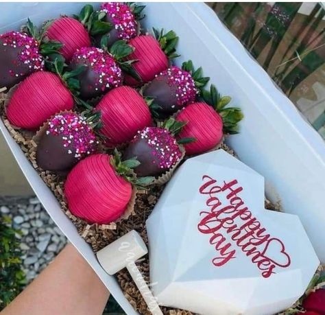 Valentines Edible Arrangements, Valentines Day Strawberry Box Ideas, Valentine's Strawberries, Valentines Treat Boxes Sweets, Sweets Business, Vday Treats, Strawberries Ideas, Chocolate Covered Desserts, Valentine Cake Pop