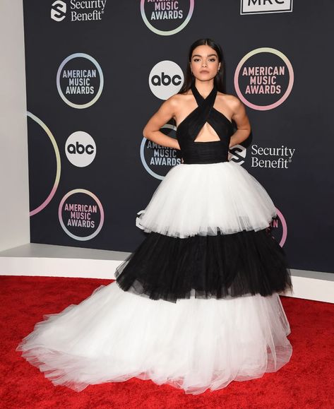 American Music Awards 2021: The Best-Dressed Celebrities on the Red Carpet | Glamour Chloe Halle, Red Carpet Glamour, Gigi Style, Rachel Zegler, Mens Fashion Streetwear, American Music Awards, Dreamy Dress, Famous Fashion, On The Red Carpet