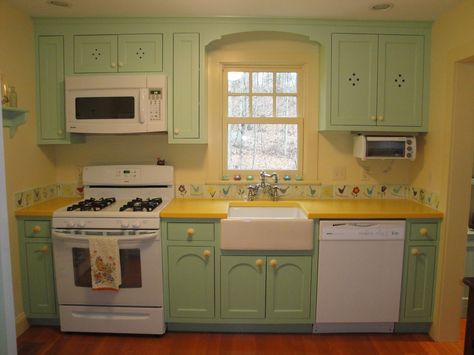 Yellow Countertops, 1920s Kitchen Remodel, Yellow Country Kitchens, 1920 Home Decor, Yellow Kitchen Walls, 1920s Kitchen, 1930s Kitchen, Art Deco Kitchen, Kitchen Custom