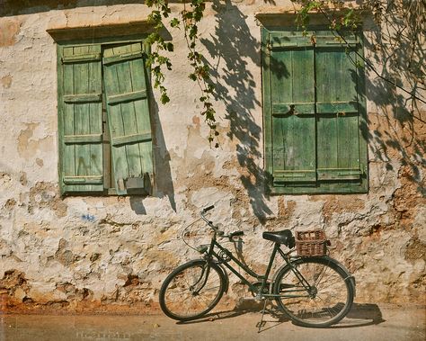 Bike Aesthetic, Landscape Art Painting, Lukisan Cat Air, Vintage Bike, Street Scenes, Aesthetic Vintage, City Art, Watercolor Landscape, Shutters