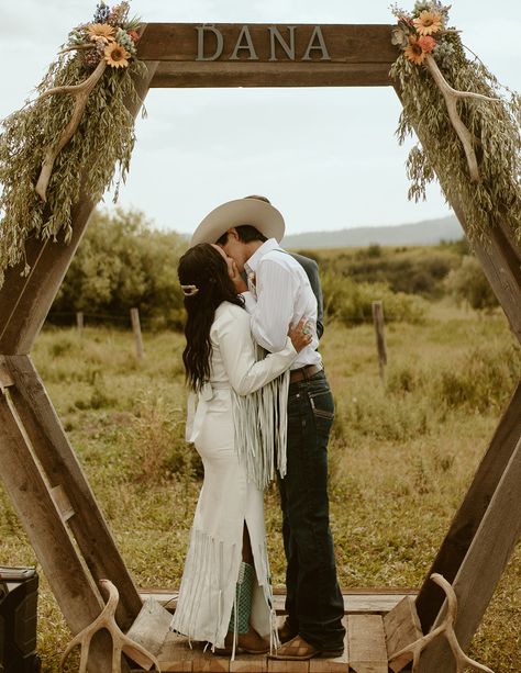 Western wedding inspo Taytin + Lily’s Wyoming Wedding Hippies And Cowboys, Destination Wedding Colors, Wyoming Wedding, Wyoming Weddings, Jackson Hole Wedding, Wedding Ceremony Photos, Destination Wedding Locations, Headshot Photography, Western Wedding