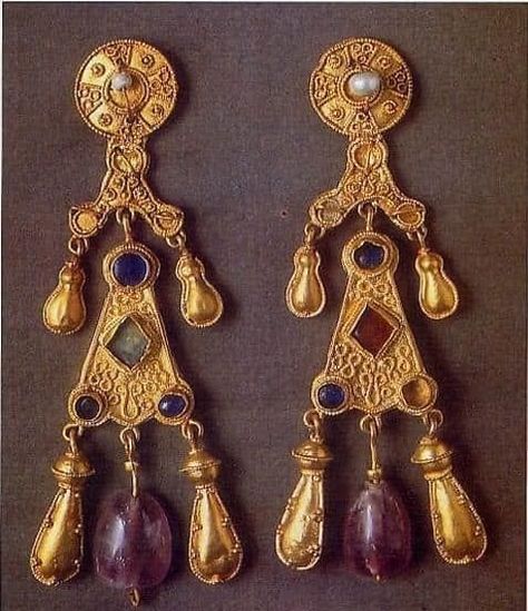 Earrings-Pendant, 7th c. (from the area of Lombard) Rome, National Museum of the Early Middle Ages. · · Byzantine Fashion, Texture Jewelry, Labs Art, Gold Drop Necklace, Ancient Jewellery, Gold Jewellry, Medieval Jewelry, Ancient Jewelry, Colorful Jewelry