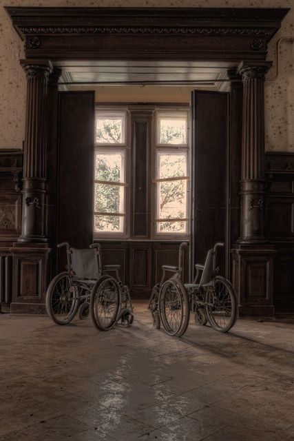 Pic in abandoned sanitorium Sanitorium Aesthetic, Abandonment Issues, Old Abandoned Buildings, Mental Institution, Abandoned Asylums, Haunting Photos, Abandoned Property, Paddy Kelly, Abandoned Hospital