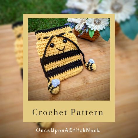 Looking for a fun and unique crochet project? Check out our small Cottagecore Bumblebee Bag Pattern, available as a PDF download. This charming pattern is a original design by Nadja Bullis and is perfect for intermediate level crocheters. Crochet Bee Bag Pattern, Crochet Bee Bag, Bumblebee Crafts, Bumblebee Crochet, Cottagecore Wedding, Crochet Bee, Button Eyes, Crochet Bags Purses, String Bag