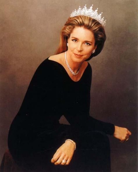 Queen Of Jordan - Queen Noor Queen Noor Of Jordan, Queen Noor, Jordan Royal Family, Royal Crown Jewels, Royal Crowns, Royal Tiaras, Queen Rania, European Royalty, Royal House