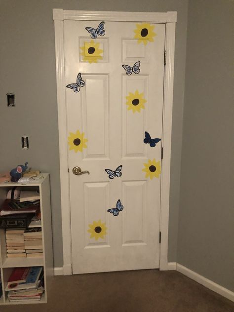 Aesthetic Door Sign Ideas, Almirah Painting Ideas, Almirah Painting Ideas Diy, Painted Door Bedroom, Cute Painted Doors Aesthetic, Bedroom Door Painting Ideas Creative, Drawing On Doors Ideas, Bedroom Door Painting Vsco, Painted Closet Doors Aesthetic