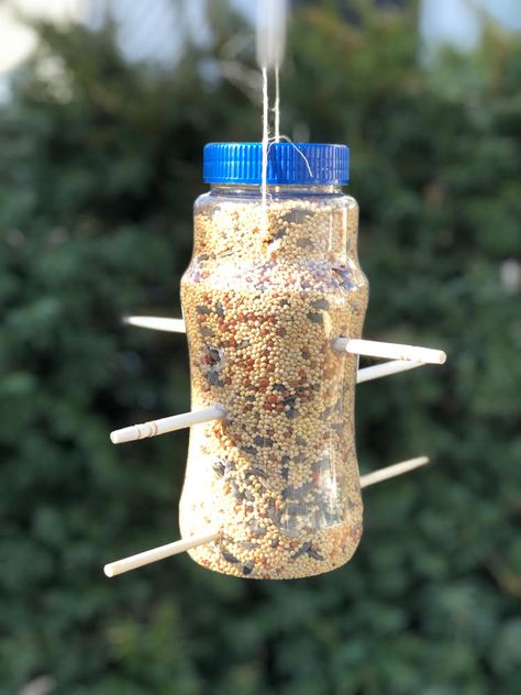 An easy an inexpensive bird feeder made from a plastic bottle and wooden chopsticks Bird Feeders For Kids To Make, Bottle Bird Feeder, Feeder Bottle, Make A Bird Feeder, Bird Feeder Craft, Easy Bird, Plastic Fantastic, Empty Plastic Bottles, Homemade Bird Feeders