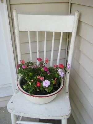 Similar to my chair Old Chair Ideas, Garden Front Of House, Vintage Porch, Native American Decor, Enamel Ware, Enamel Bowl, Old Chairs, Old Chair, Primitive Home