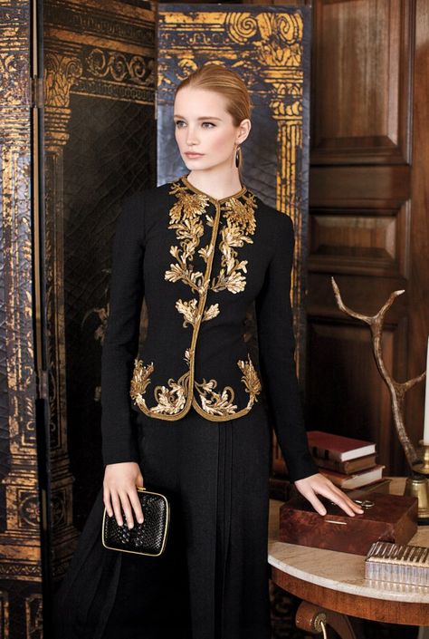 . Maud Welzen, Ralph Lauren Fall, Mode Abaya, Moda Chic, فستان سهرة, Ralph Lauren Collection, Gold Embroidery, Blazer And Shorts, Embroidered Jacket