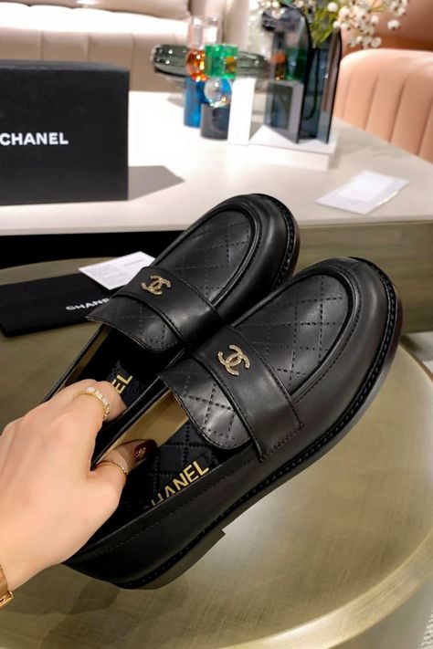 Luxury Footwear For Women, Chanel Loafers Women, Chanel Loafers, Flat Shoes Outfit, Minimalist Fashion Outfits, Lv Belt, Aesthetic Shoes, Slides Shoes, Chanel Shoes