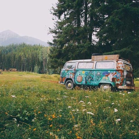 Hippie Van Life, Combi Hippie, Mundo Hippie, Kombi Home, Hippie Bus, Combi Volkswagen, Hippie Aesthetic, Vw Vintage, Bus Life