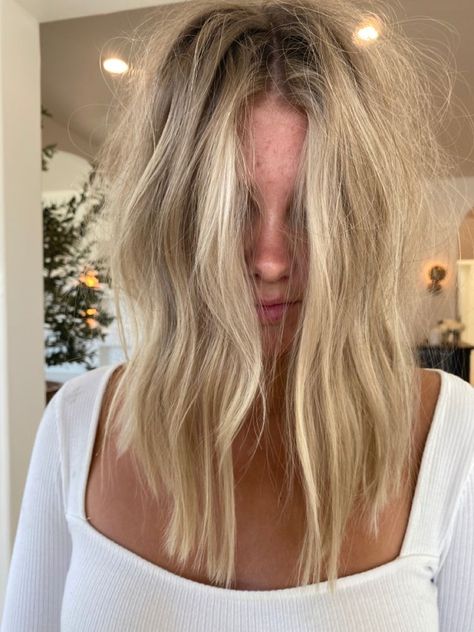 Shadow Root Natural Blonde, Blonde Hair With Smudged Roots, Blonde Hair With Root Tap, Wild Blonde Hair, Blonde With Root Tap, Warm Tone Blonde, Root Tap Blonde, Rooty Blonde Hair, Blonde Hair With Root Smudge