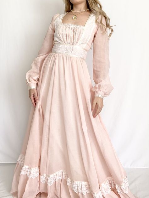 Pink Victorian Dress Aesthetic, Pink Prairie Dress, Aurora Ball Gown, Pink Victorian Aesthetic, Pink Victorian Dress, 1900 Dress, 1800s Dresses, Victorian Era Dresses, Queen Outfit