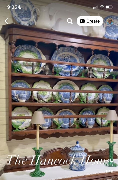 Plate Display Wall Shelf, Decorating With Blue Willow, China Pantry, Chinoiserie Kitchen, Green Blue Decor, China Cabinet Decor, Cabinet Styling, Kitchen Flat, Glass China Cabinet