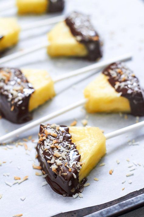 Chocolate covered pineapple pops #chocolatecoveredstrawberries Chocolate Covered Pineapple, Pineapple Dip, Sommer Mad, Healthy Food Swaps, Chocolate Covered Fruit, Food Swap, حلويات صحية, Läcker Mat, Chocolate Coconut