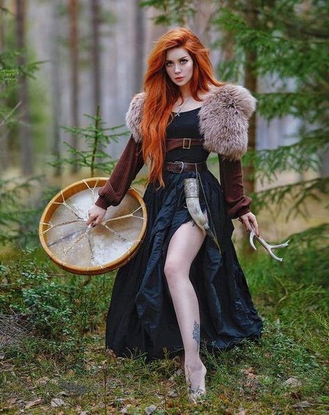 ann.siren 🌿 Viking Cosplay, The Olsen Twins, Viking Dress, Redhead Models, Medieval Woman, Viking Women, Warrior Women, Viking Woman, Olsen Twins