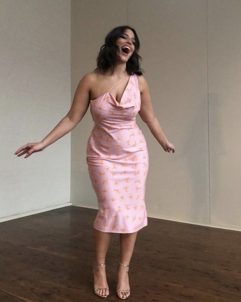 Ashley Graham Style, Allure Dress, Shirred Dress, Curvy Model, Ashley Graham, Girls Summer Outfits, Ruffle Hem Dress, Colorblock Dress, Curvy Outfits