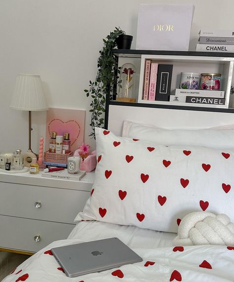 Red Hearts Aesthetic, Hearts Bedding, Aesthetic Bedding Set, Aesthetic Room Inspiration, Decoration Hacks, Red Bedroom Design, Aesthetic Bedding, Hearts Aesthetic, Dream House Bedroom