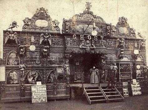 So neat, antique Funhouse. Spook Houses, Ghost Shows, Circus Sideshow, Ghost House, Side Show, Night Circus, Carnival Rides, Carnival Circus, Vintage Carnival