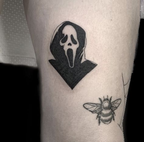 ghostface scream tattoo Ghostface Tattoo, Horror Movie Tattoos, Tatuagem Masculina Pequena, Movie Tattoos, Scary Tattoos, Tato Lengan, Creepy Tattoos, Spooky Tattoos, Halloween Tattoo