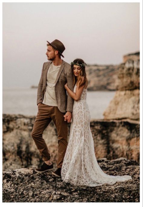 Boho Style Groom, Groom Hat Casual, Boho Wedding Man Style, Man Boho Style, Boho Wedding Man Suit, Boho Men Style Wedding, Boho Wedding Men’s Attire, Groom In Hat, Groom Boho Wedding Attire