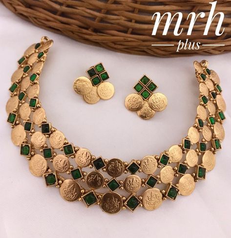 Golden Choker, Blouse Work Designs, Collar Necklace, Jewelry Collection, Collar, Pendant