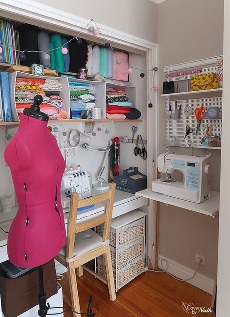 ESCUELA DE COSTURA | Les muestro este rinconcito de costura 😍 | Facebook Tailoring Shop Interior Design, She Shed Craft Room, Small Sewing Rooms, Sewing Nook, Sewing Station, Sewing Room Furniture, Sewing Room Inspiration, Small Craft Rooms, Sewing Room Storage