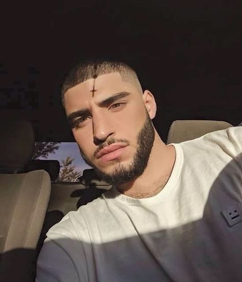 Men Fade Haircut Short, Arab Men Fashion, Guys Eyebrows, Latino Men, Handsome Arab Men, Dark Skin Men, Mens Fade, Cute White Guys, Aesthetic Boys