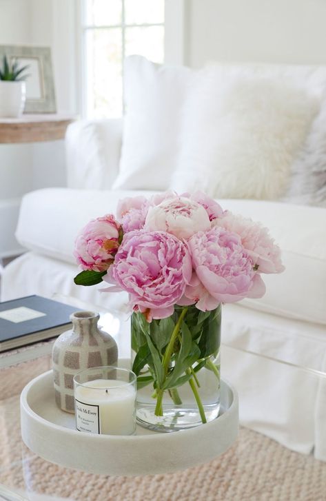 Pink peonies are always in style in a feminine room to add just a pop of color to a room filled with white and neutral tones. See more of this home design at styleblueprint.com! Image: Christina Wedge Feminine Room, Tafel Decor, Table Decor Living Room, Coffee Table Styling, 가을 패션, Decorating Coffee Tables, Cheap Home Decor, Table Style, Decoration Table