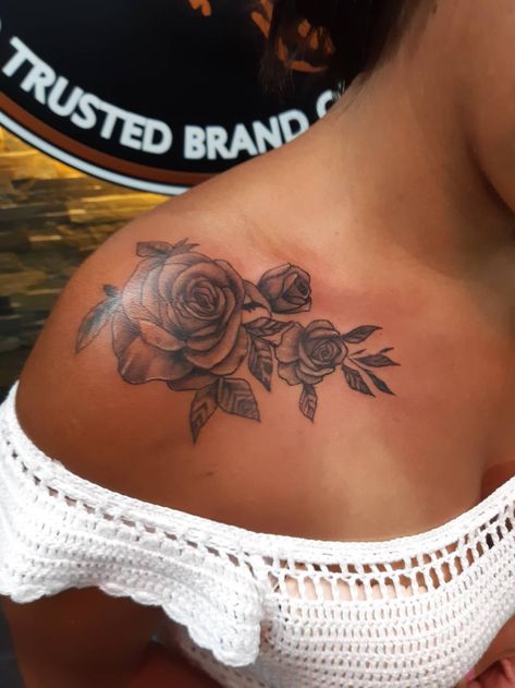 Women Tattoos Shoulder, Shoulder Tattoos For Women Small, Back Shoulder Tattoos For Women, Designing Tattoos, Rosen Tattoo Frau, Women's Shoulder Tattoo, Men Tattoo Ideas, Patong Phuket, Rose Shoulder Tattoo