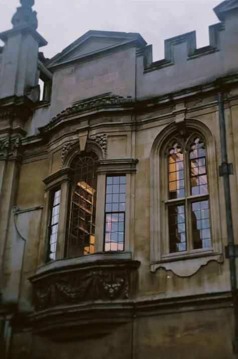 oxford, oxford university, dark academia, aesthetic Oxford University Dark Academia, Oxford Aesthetic Student, Oxford Dorm Room Aesthetic, Oxford Girl Aesthetic, Oxford Uni Aesthetic, Oxford Dorm Room, Pretty Universities, Oxford University Dorms, University Of Oxford Aesthetic