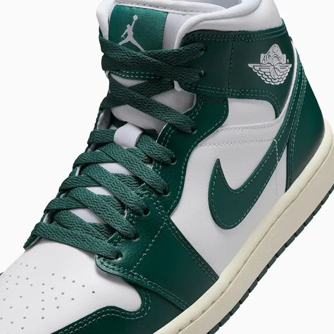 Air Jordan 1 Verte, Emerald Green Jordans, Green Air Jordans, Air Jordan Green, Jordan 1 Green, Green Jordans, Wmns Air Jordan 1, White Jordans, Kids Belt