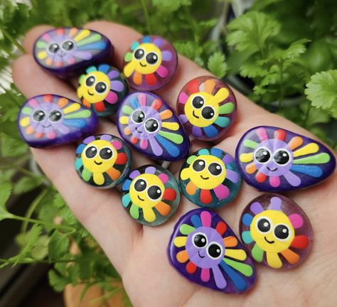 Happy Face Rock Painting, Stone Painting Garden Rock Art, Rock Wrapping, Rock Sayings, Summer Rocks, Ladybug Rocks, Prayer Garden, Rock Painting Tutorial, Garden Mushrooms