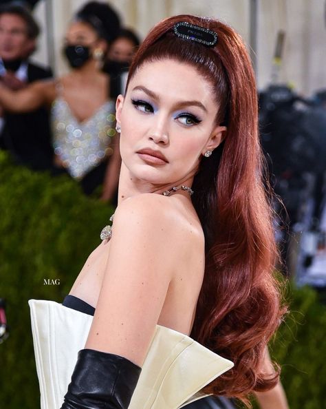 Gigi Zayn, Gala Makeup, Gigi Hadid Hair, Debi Mazar, Bella Gigi Hadid, Gigi Style, Wine Hair, Red Hair Inspo, Red Carpet Hair