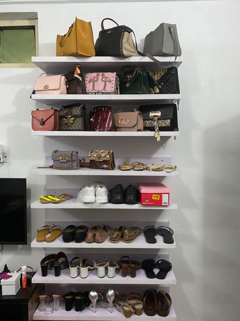 10 floating shelves for shoes and bags. Bag Shelf Ideas, Bags Shelves Ideas, Shoe Rack In Closet, Wooden Shoe Rack Designs, Shoe Shelf In Closet, Wooden Shoe Rack, Hak Tinggi, Retail Space Design, Closet Shoe Storage