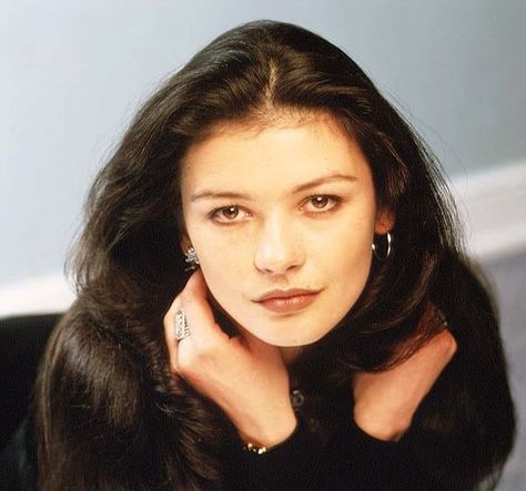 catherine zeta-jones Catherine Zeta Jones Entrapment, Catherine Zeta Jones Young, Zeta Jones, Old Hollywood Stars, Catherine Zeta Jones, Beauty Icons, Dream Hair, Star Sign, Beauty Queens