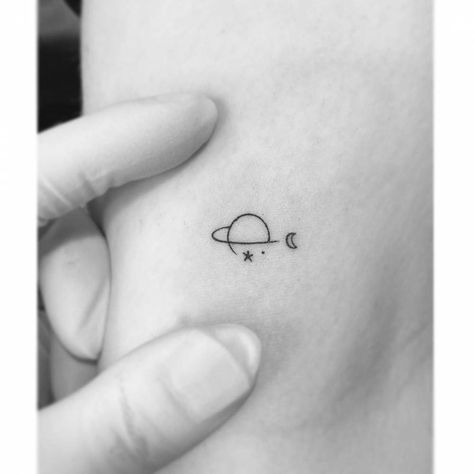 Minimalist Tattoo Saturn, Saturn Line Tattoo, Earth Tattoos, Taylor Tattoo, Illusion Tattoo, Saturn Tattoo, Illusion Tattoos, Optical Illusion Tattoos, Tattoo Design For Hand