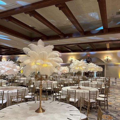 The timeless elegance of ostrich feather centerpieces. ➡️ • • • #weddingideas #weddinginspiration #weddingcenterpieces #weddingdecor #ostrichfeathers #ostrichfeathercenterpieces #oldhollywood #tablescape Huge Wedding, Ostrich Feather Centerpieces, Feather Centerpieces, Gold Centerpieces, Dream Wedding Decorations, Gatsby Wedding, Ostrich Feather, March 30, Ostrich Feathers