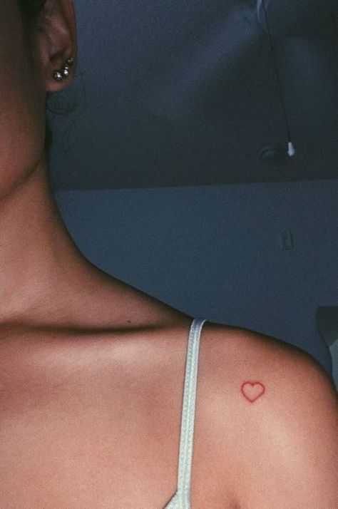 Heart Tattoos For Women, Tattoo On Collarbone, Celtic Heart Tattoo, Red Heart Tattoo, Queen Of Hearts Tattoo, Mom Heart Tattoo, Black Heart Tattoos, Simple Heart Tattoos, Rare Tattoos